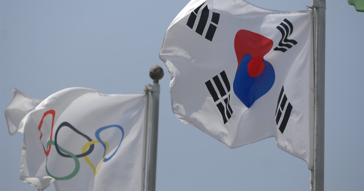 과거 한국 국적자가 국적회복 허가를 통해 대한민국 여권과 국적을 다시 취득하는 재외동포 국적 절차를 상징하는 이미지